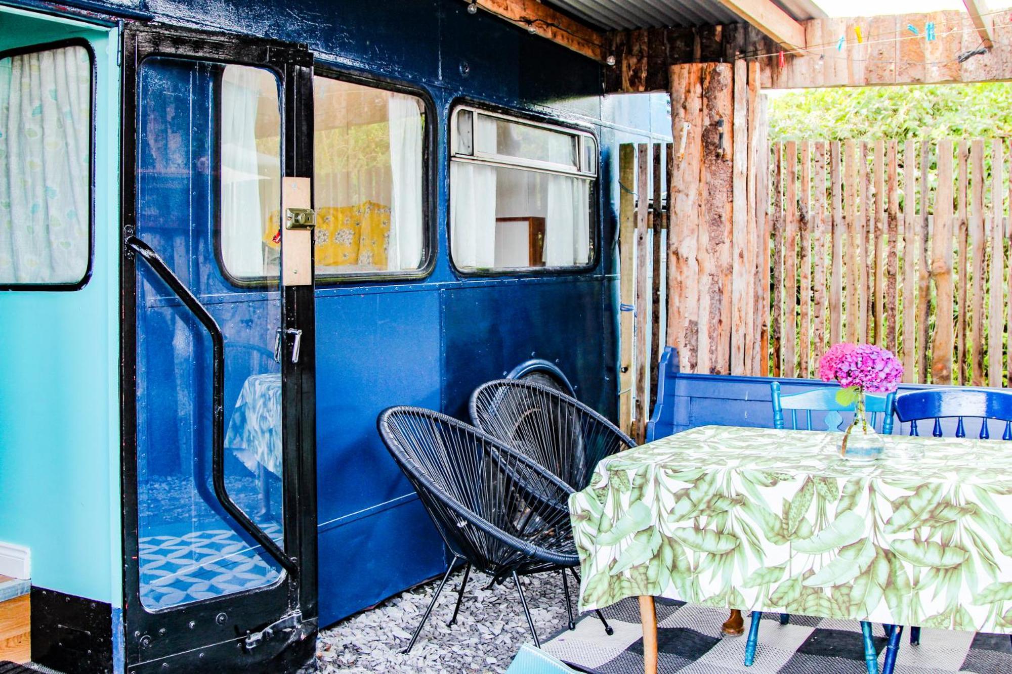 Double Decker Bus At Valentia Island Escape Hotel Chapeltown Екстериор снимка