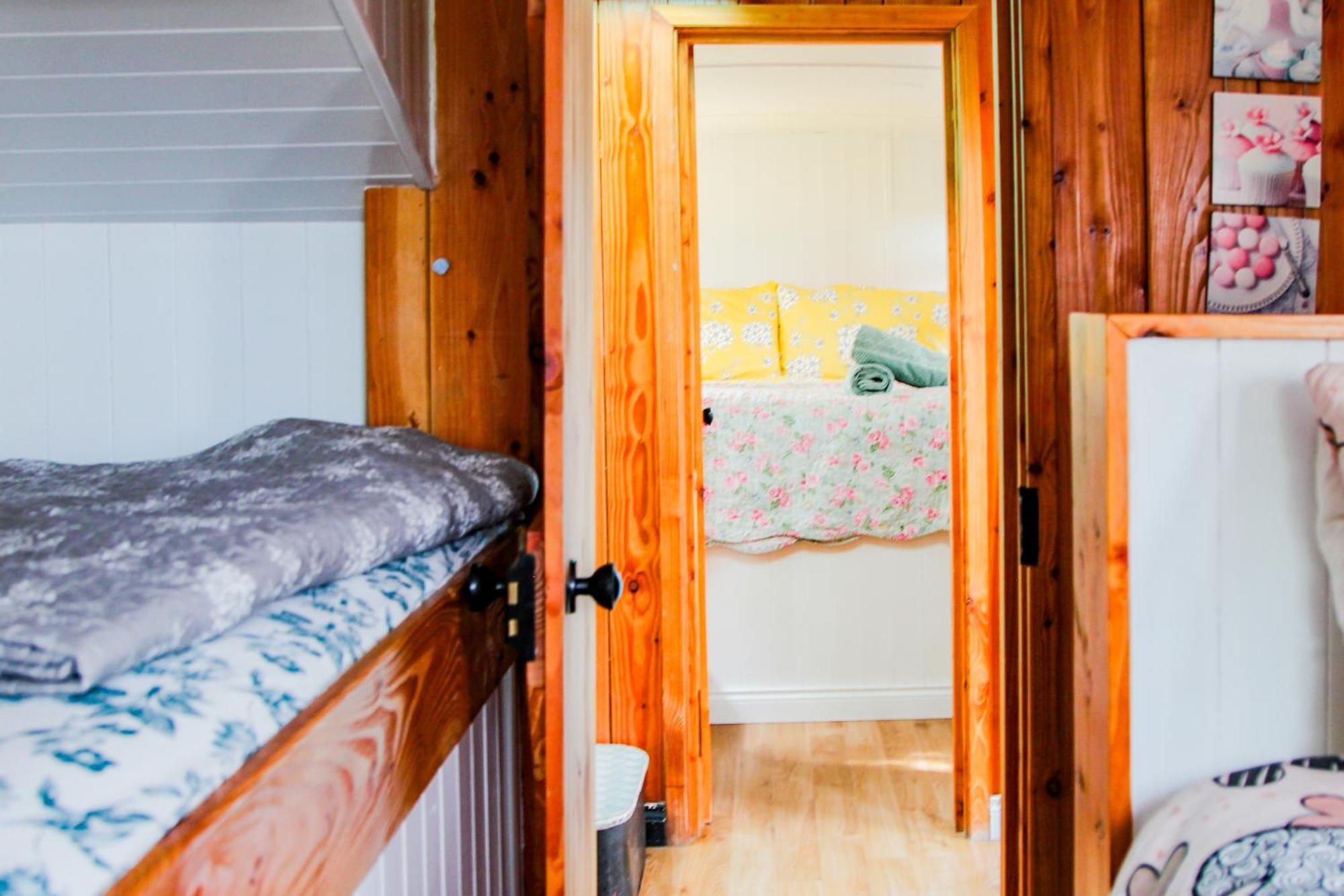 Double Decker Bus At Valentia Island Escape Hotel Chapeltown Екстериор снимка
