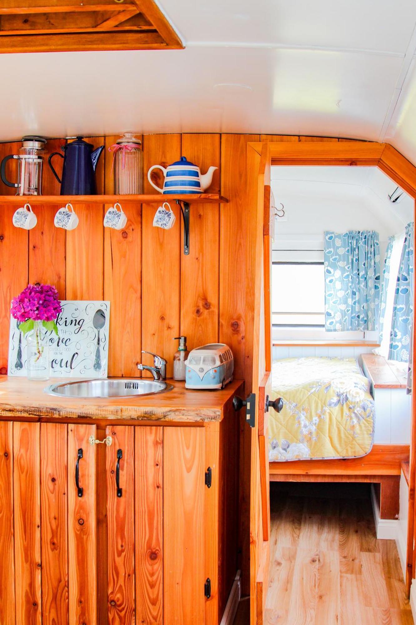 Double Decker Bus At Valentia Island Escape Hotel Chapeltown Екстериор снимка