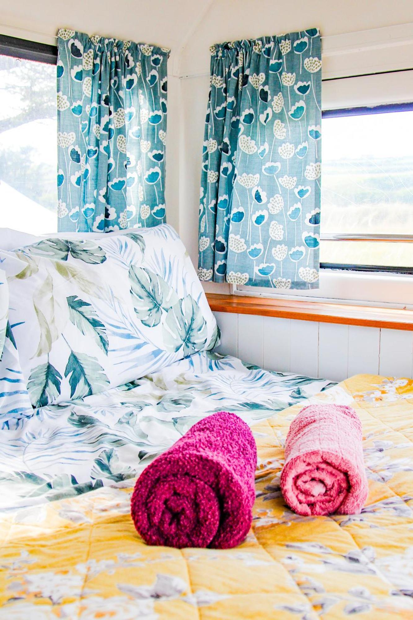 Double Decker Bus At Valentia Island Escape Hotel Chapeltown Екстериор снимка
