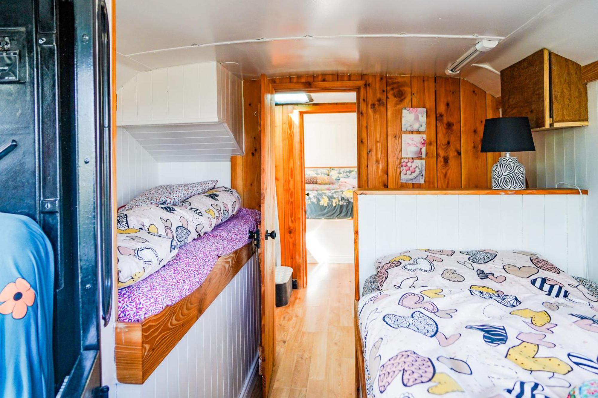 Double Decker Bus At Valentia Island Escape Hotel Chapeltown Екстериор снимка