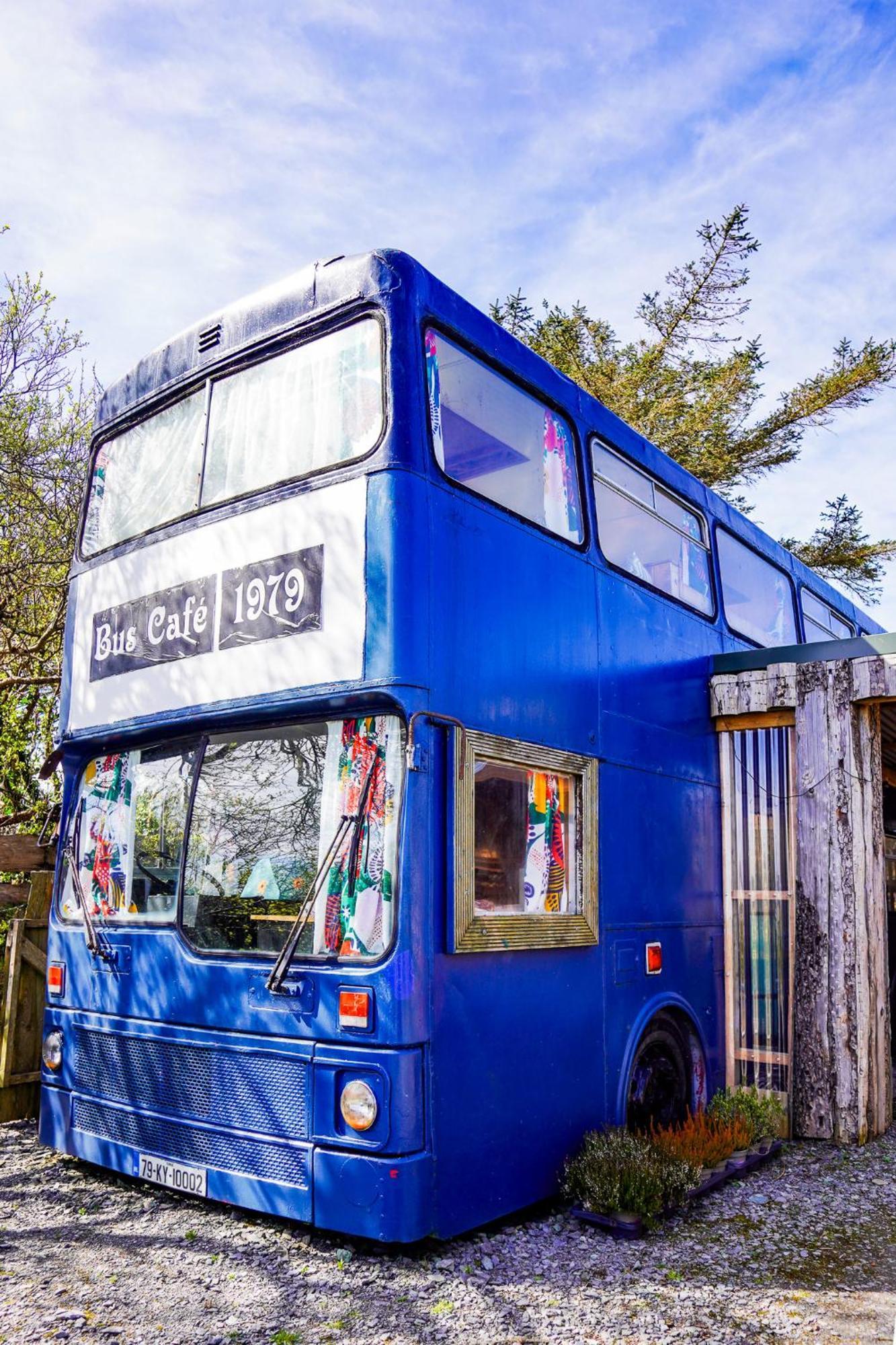 Double Decker Bus At Valentia Island Escape Hotel Chapeltown Екстериор снимка