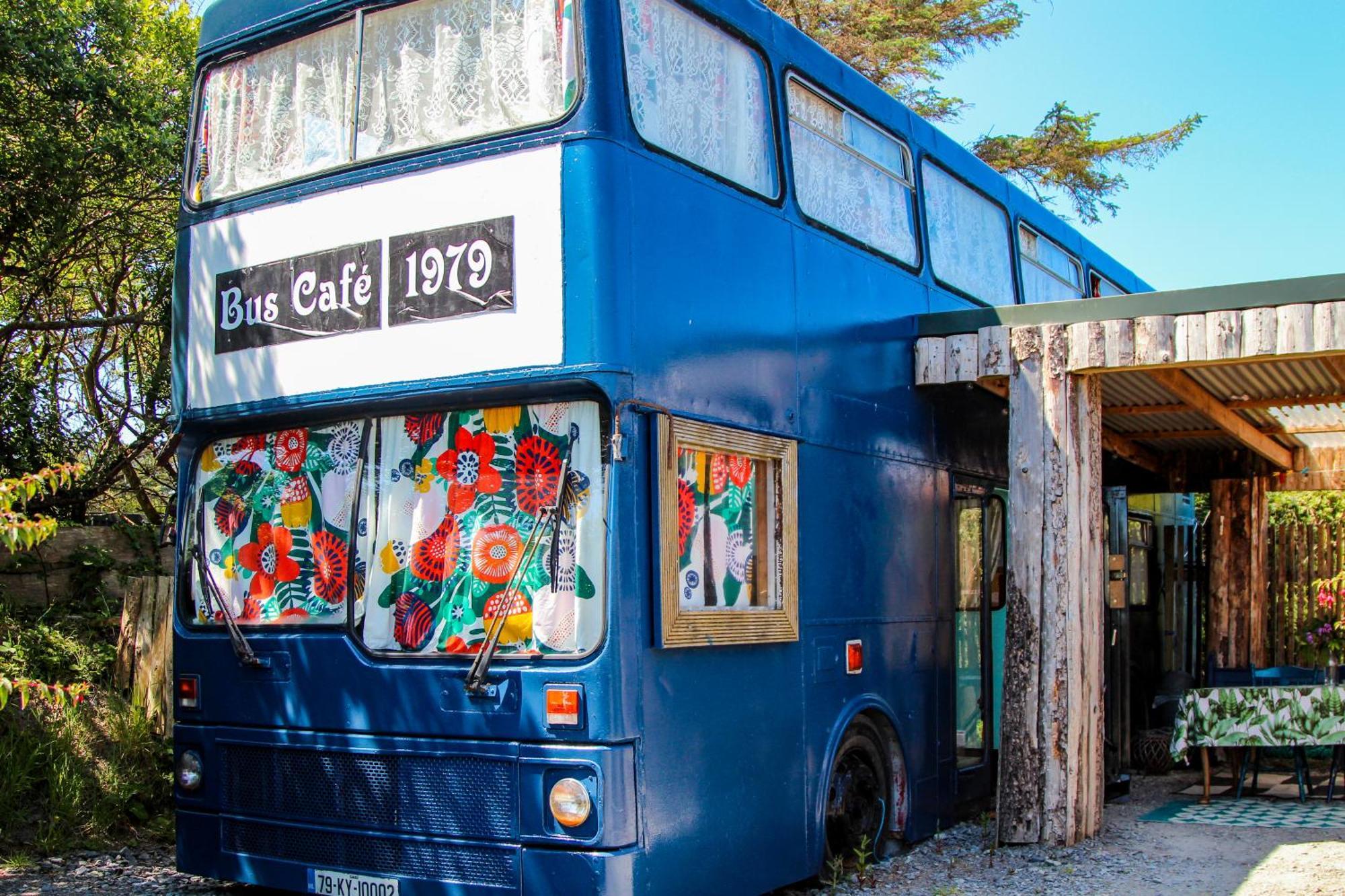 Double Decker Bus At Valentia Island Escape Hotel Chapeltown Екстериор снимка